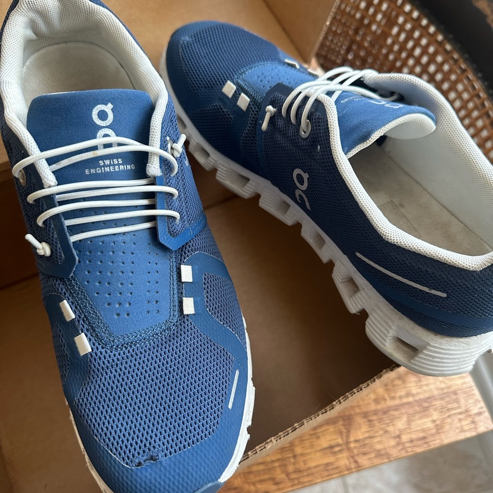 On Cloud On Running Shoes Women’s Blue and White Size 10